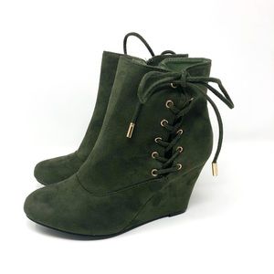 Women’s Green boots (New)
